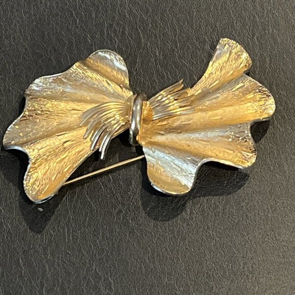 Coro Jewelry - Vintage Coro Gold Tone Ruffle Ribbon Bow Brooch 40’s  50’s Rare